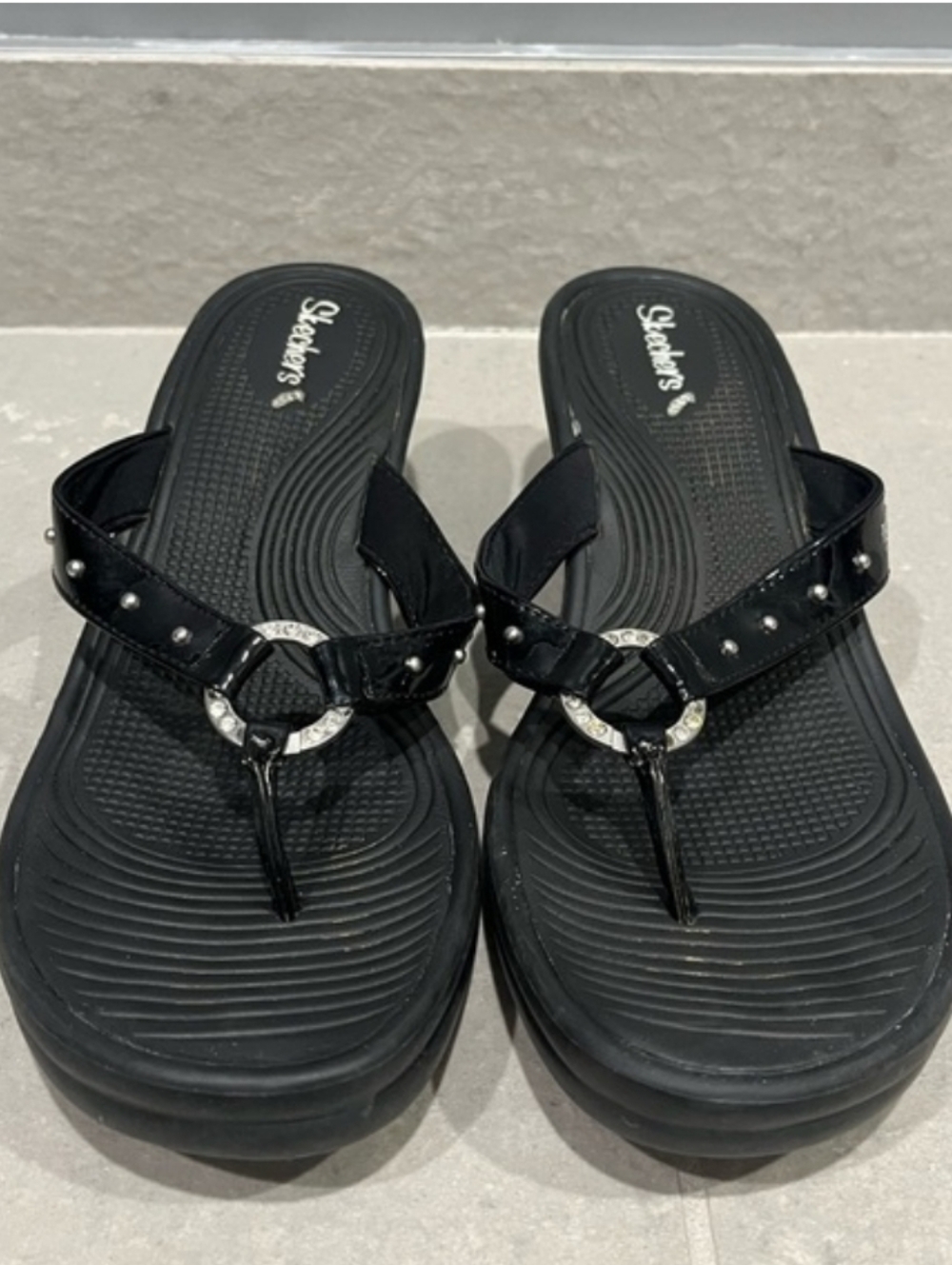 Skechers Women’s Black Wedge Sandals Size 8 Comfort Thong Flip Flops Studded